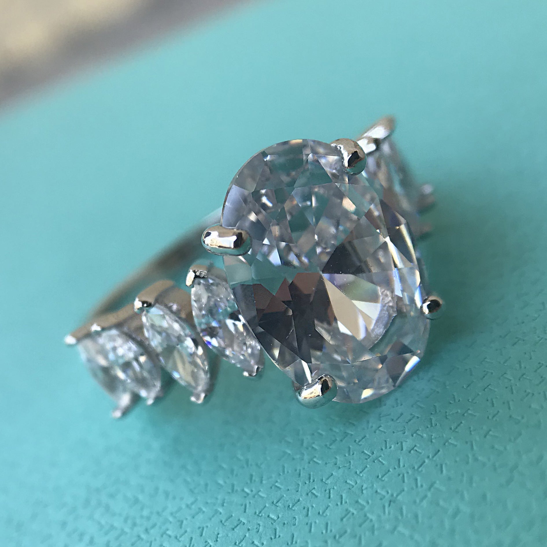 Urqanyu S925 silver oval popular fashion cubic zirconia engagement ring