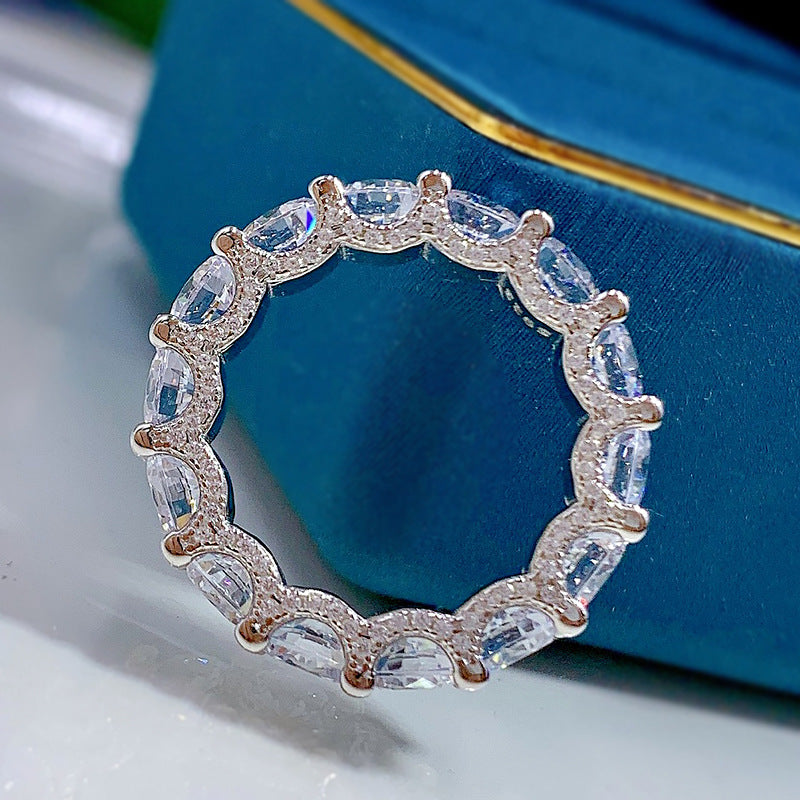 Urqanyu S925 silver elegant and chic cubic zirconia middle finger ring