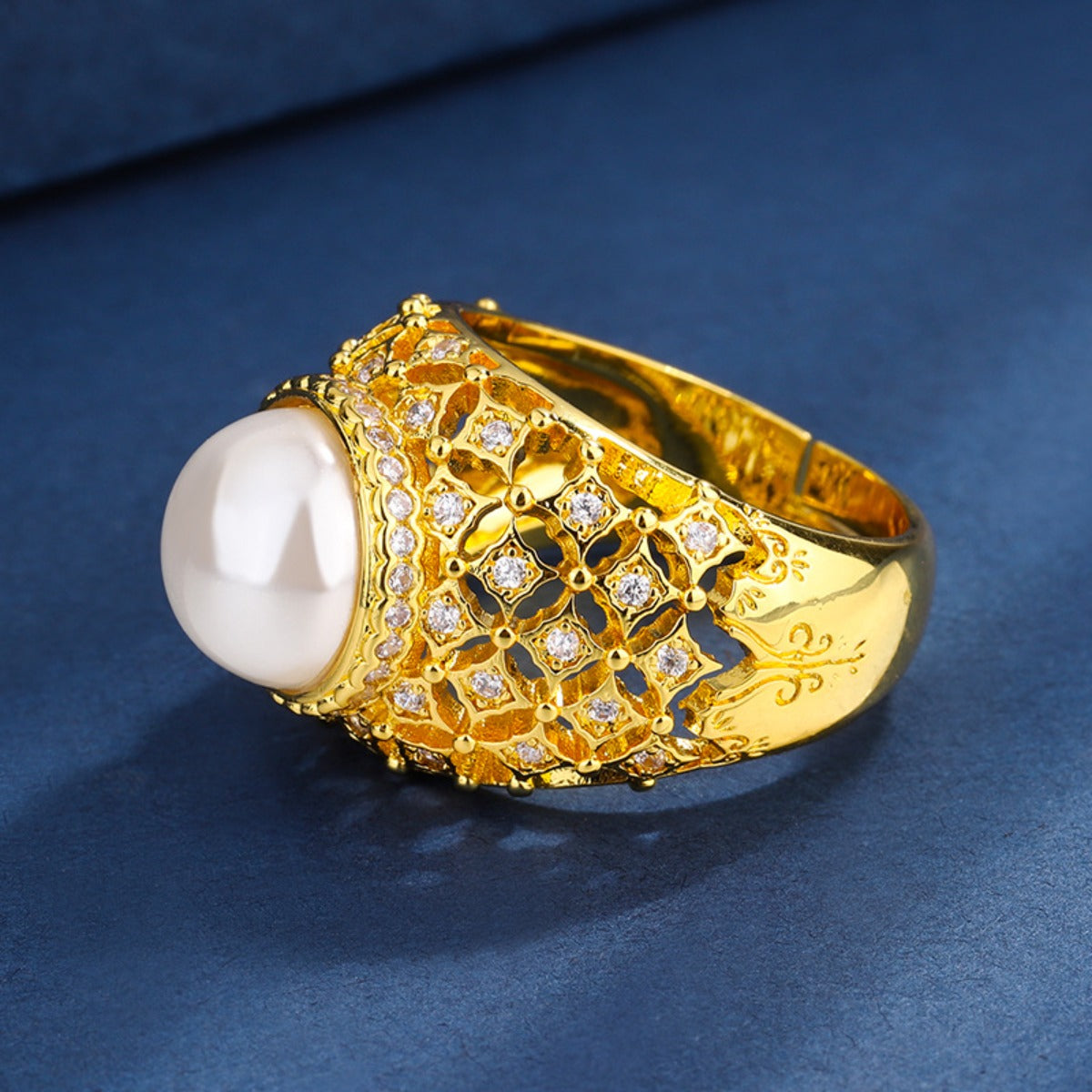 Urqanyu copper-plated gold-plated shell beads light gold white pearls retro hollow cubic zirconia ring 10mm