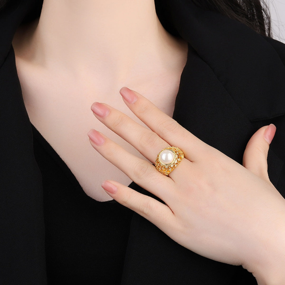 Urqanyu copper-plated gold-plated shell beads light gold white pearls retro hollow cubic zirconia ring 10mm