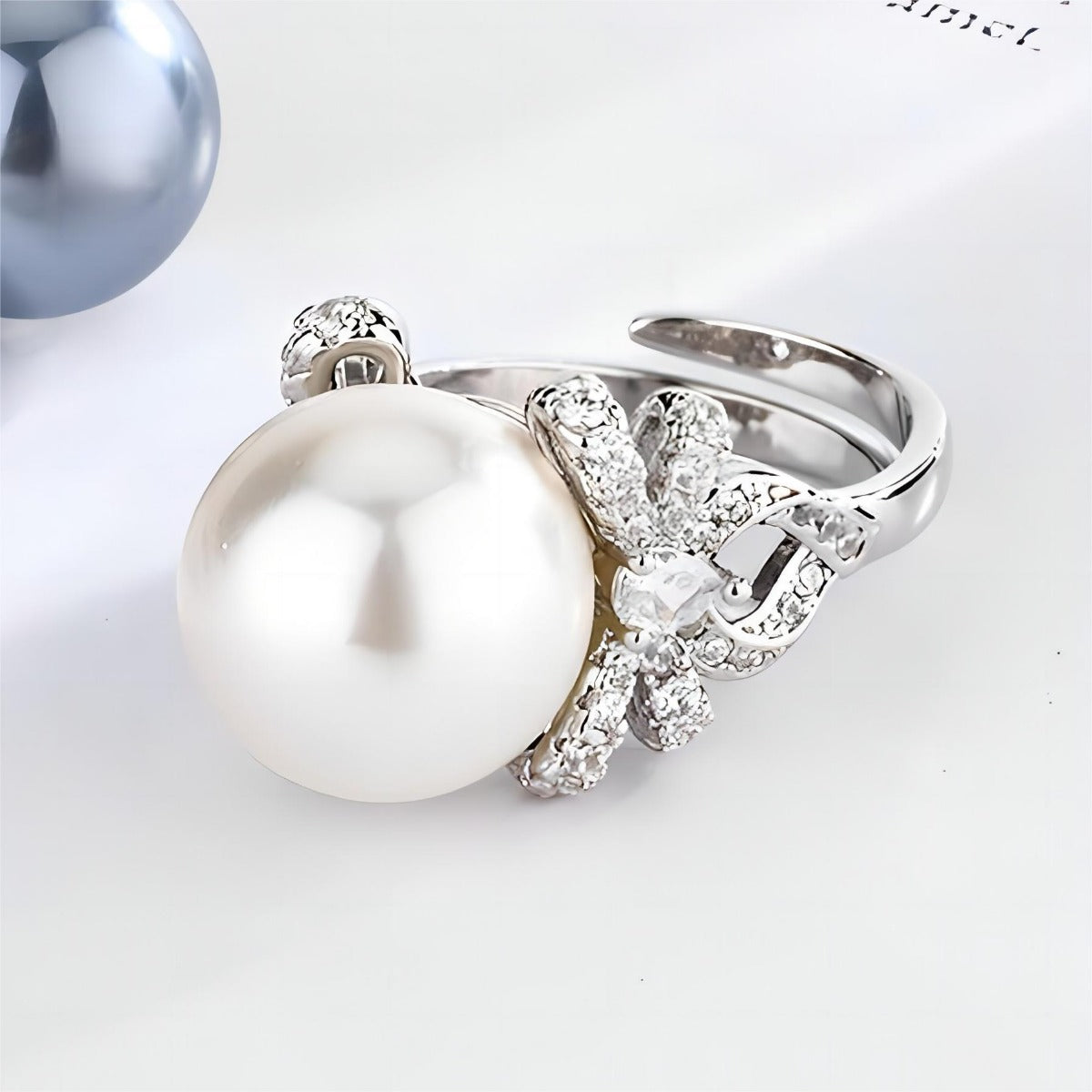 Urqanyu Gold Plated Copper Inlaid Mother-of-Pearl Butterfly Cubic Zirconia Ring 14mm