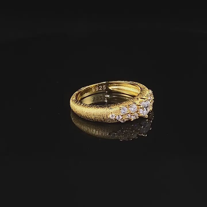 Video laden: Urqanyu S925 silver gold-plated brushed sky full of stars exquisite simple style cubic zirconia ring