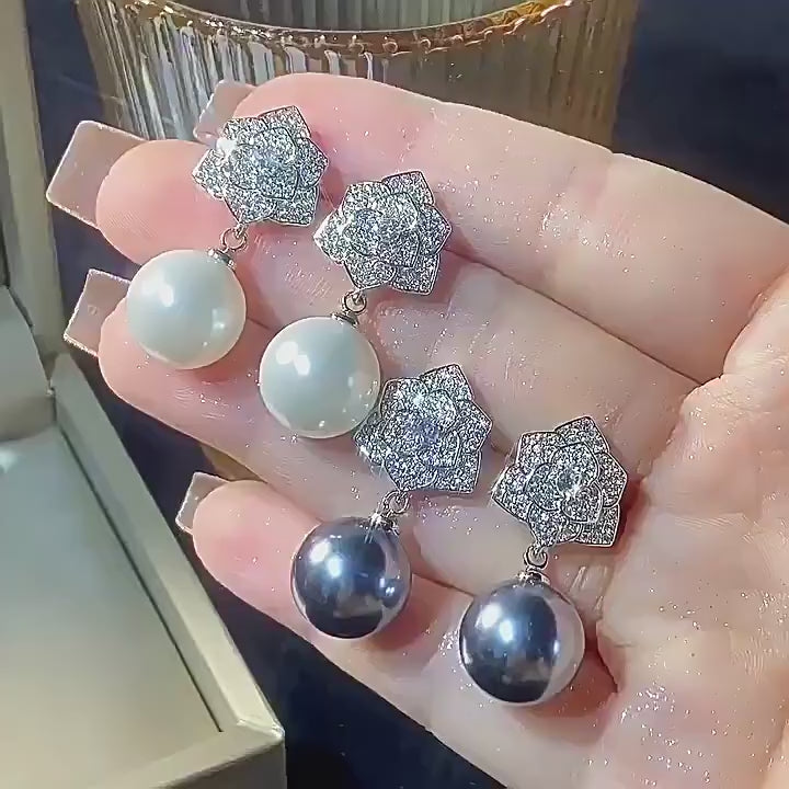 ビデオをロード: Urqanyu copper-based gold-plated inlaid pearl camellia cubic zirconia earrings
