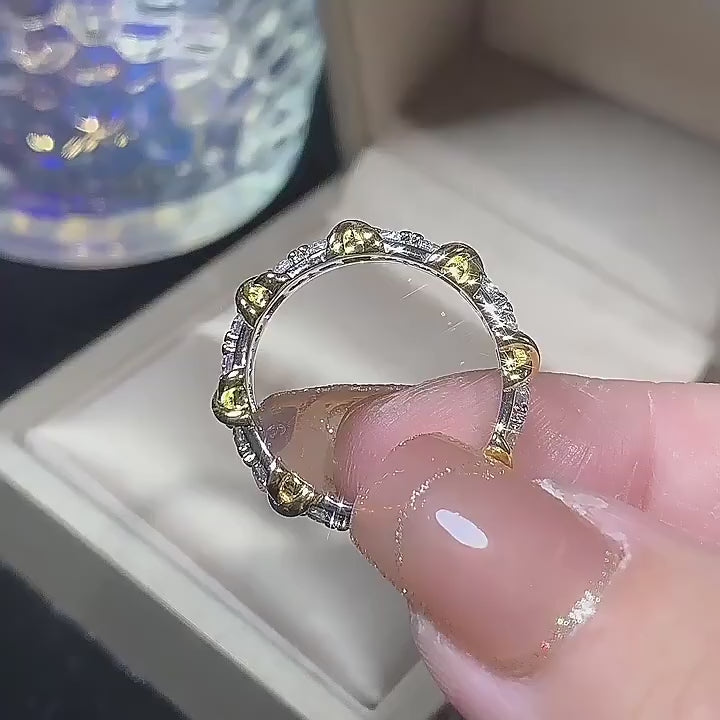 ビデオをロード: Urqanyu S925 full body silver color electroplating row ring high-quality texture inlaid cubic zirconia ring