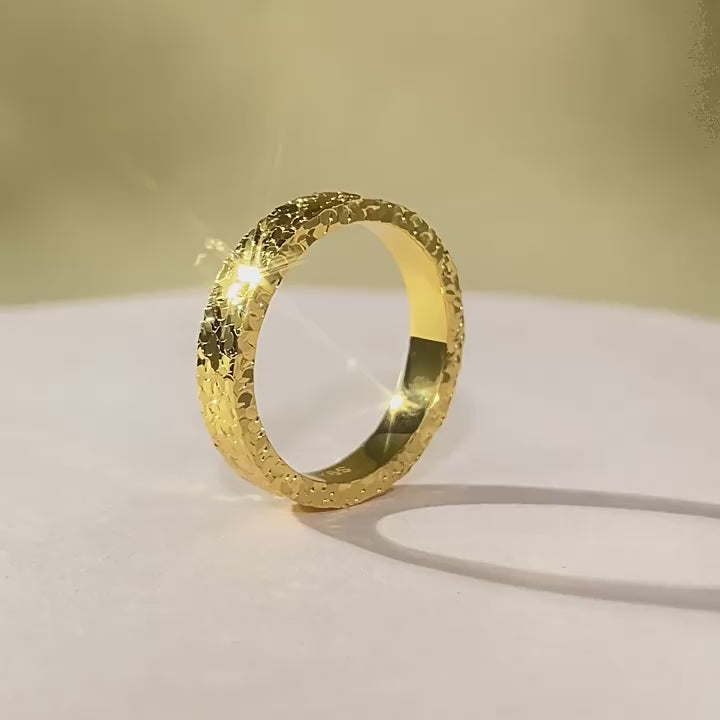 ビデオをロード: Urqanyu S925 sterling silver crushed ice ring niche design couple model